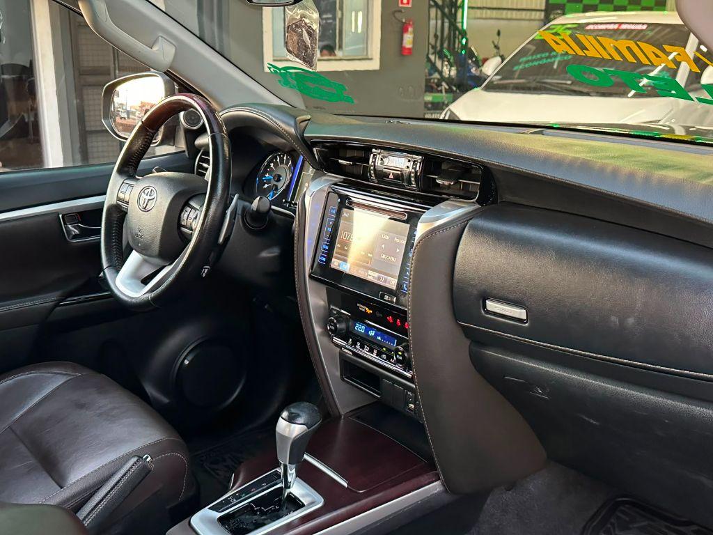 TOYOTA Hilux SW4 - Foto