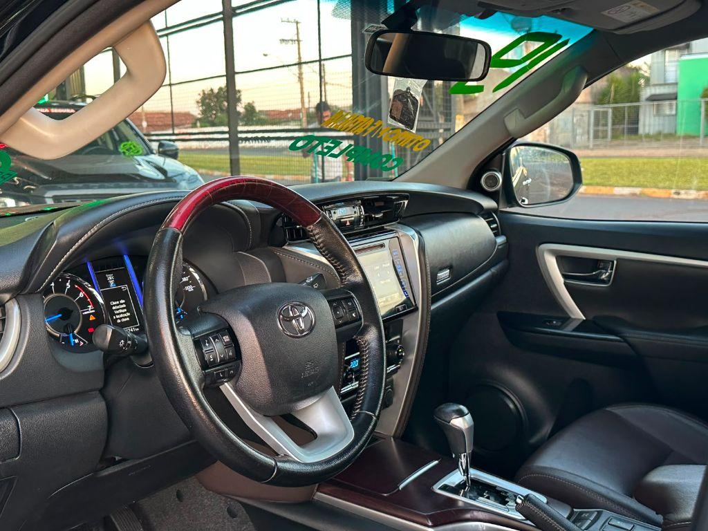 TOYOTA Hilux SW4 - Foto