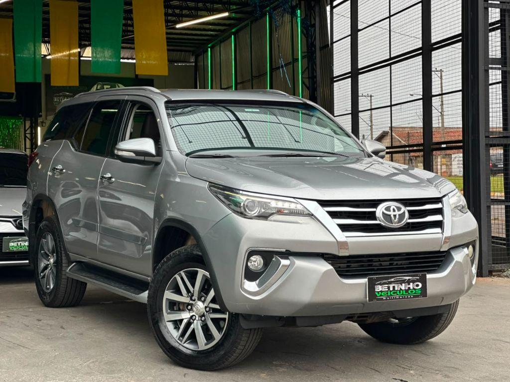 TOYOTA Hilux SW4 - Foto