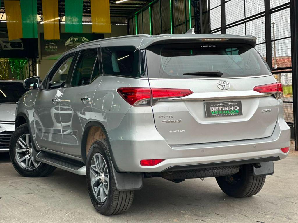TOYOTA Hilux SW4 - Foto