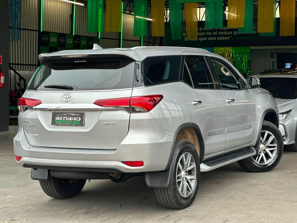 TOYOTA Hilux SW4 - Foto