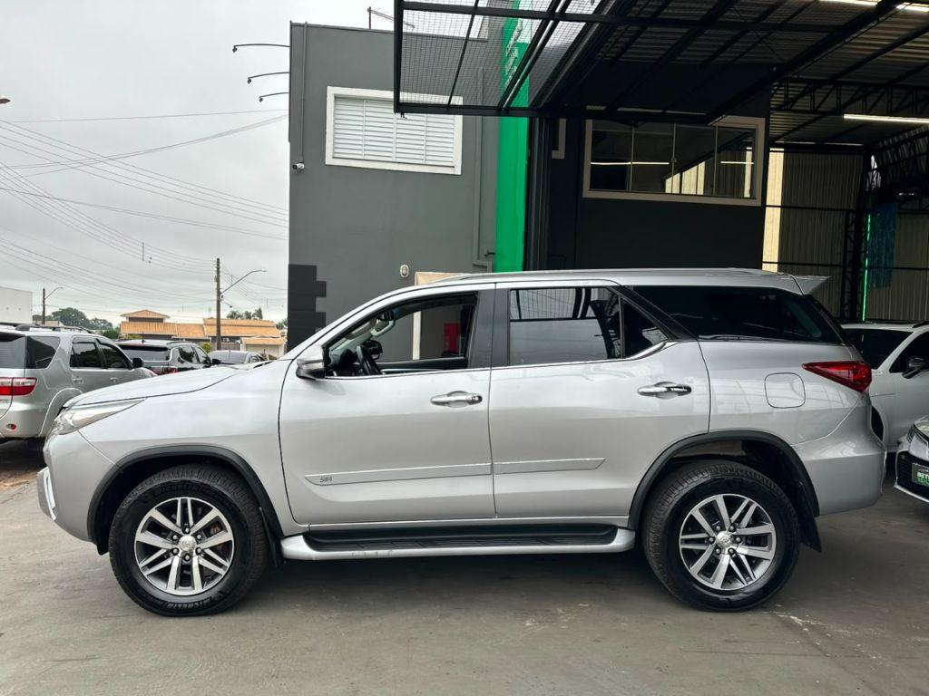 TOYOTA Hilux SW4 - Foto