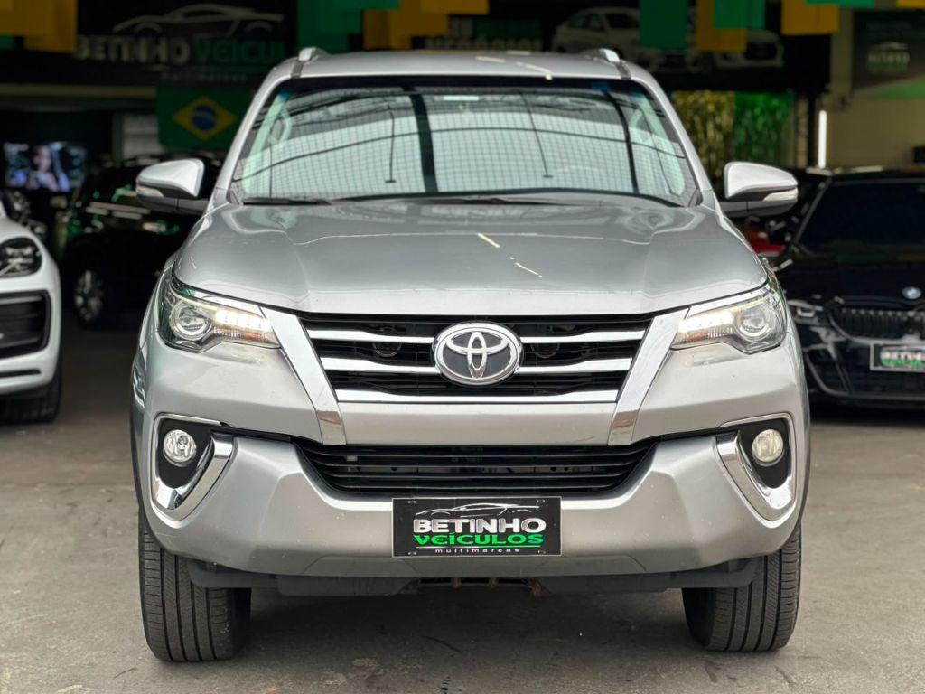 TOYOTA Hilux SW4 - Foto