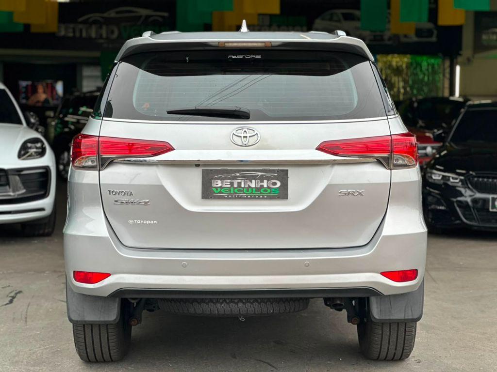 TOYOTA Hilux SW4 - Foto