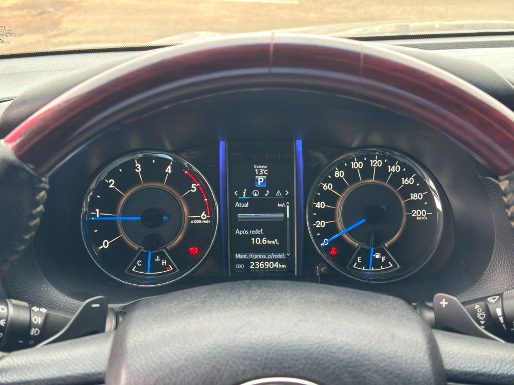 TOYOTA Hilux SW4 - Foto