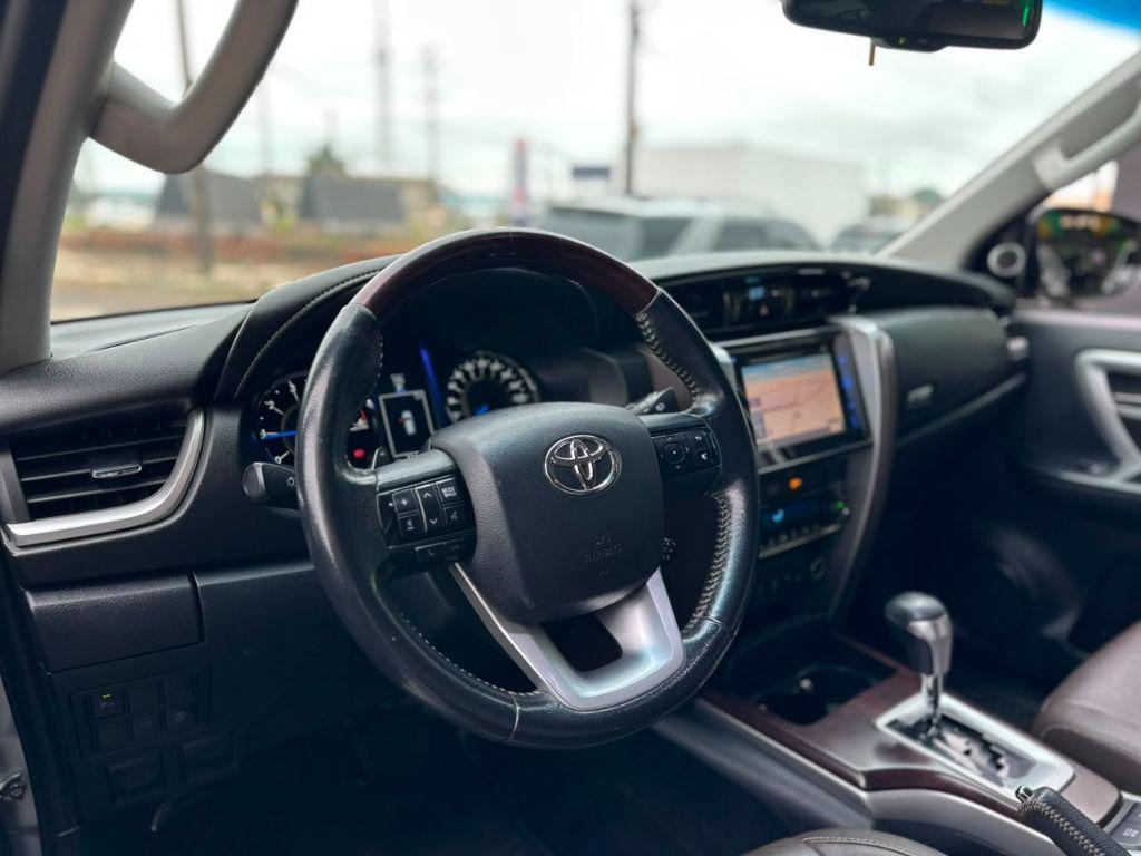 TOYOTA Hilux SW4 - Foto