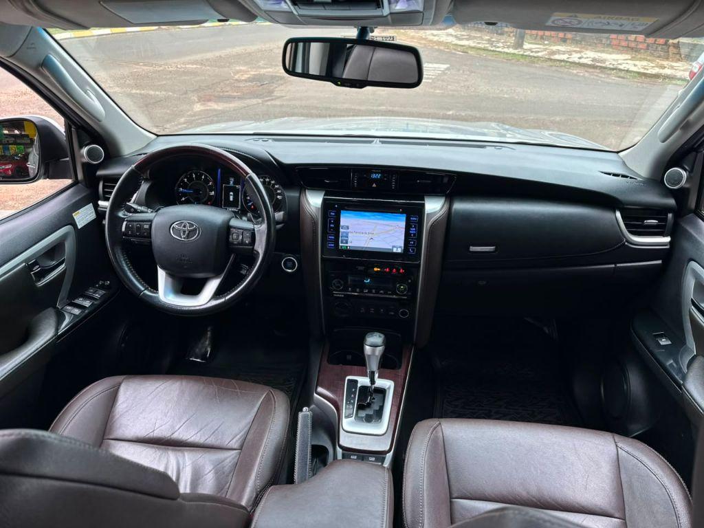 TOYOTA Hilux SW4 - Foto