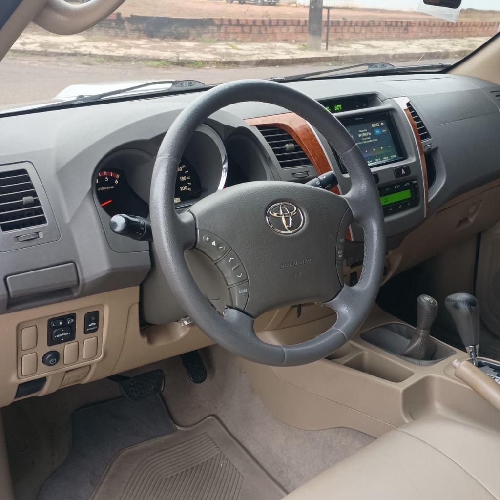 TOYOTA Hilux SW4 - Foto