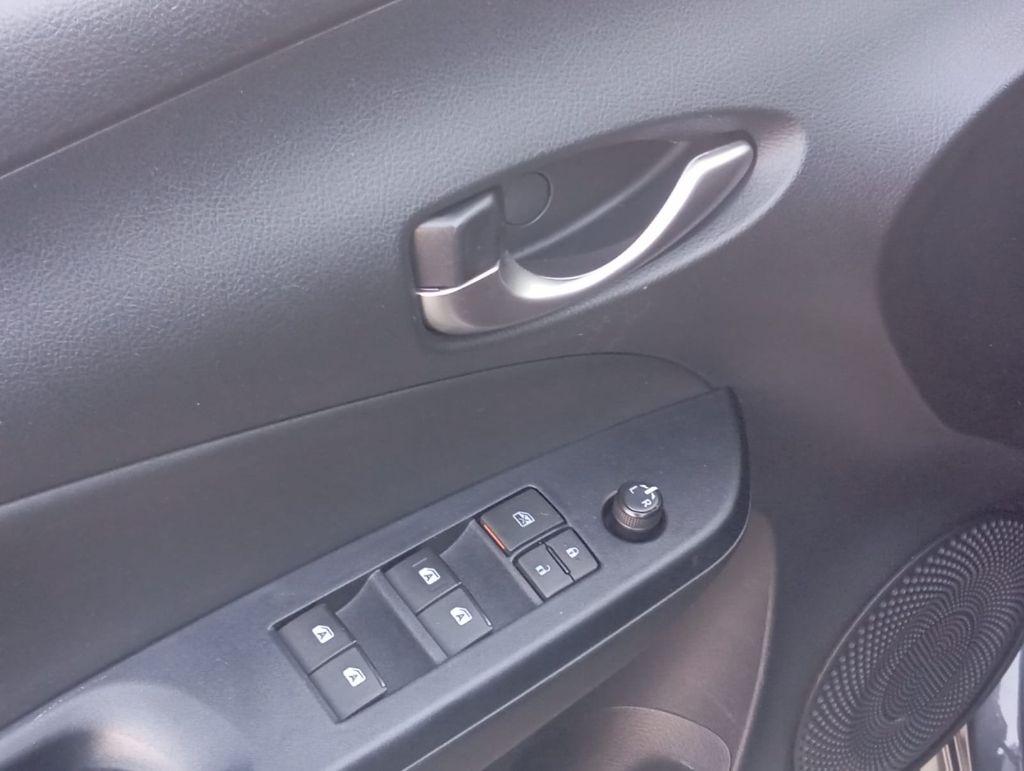 TOYOTA Yaris Sedan - Foto