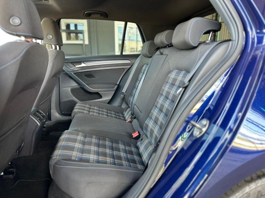 VOLKSWAGEN Golf - Foto
