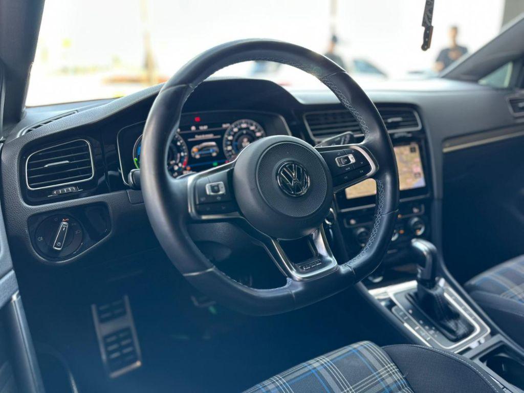 VOLKSWAGEN Golf - Foto