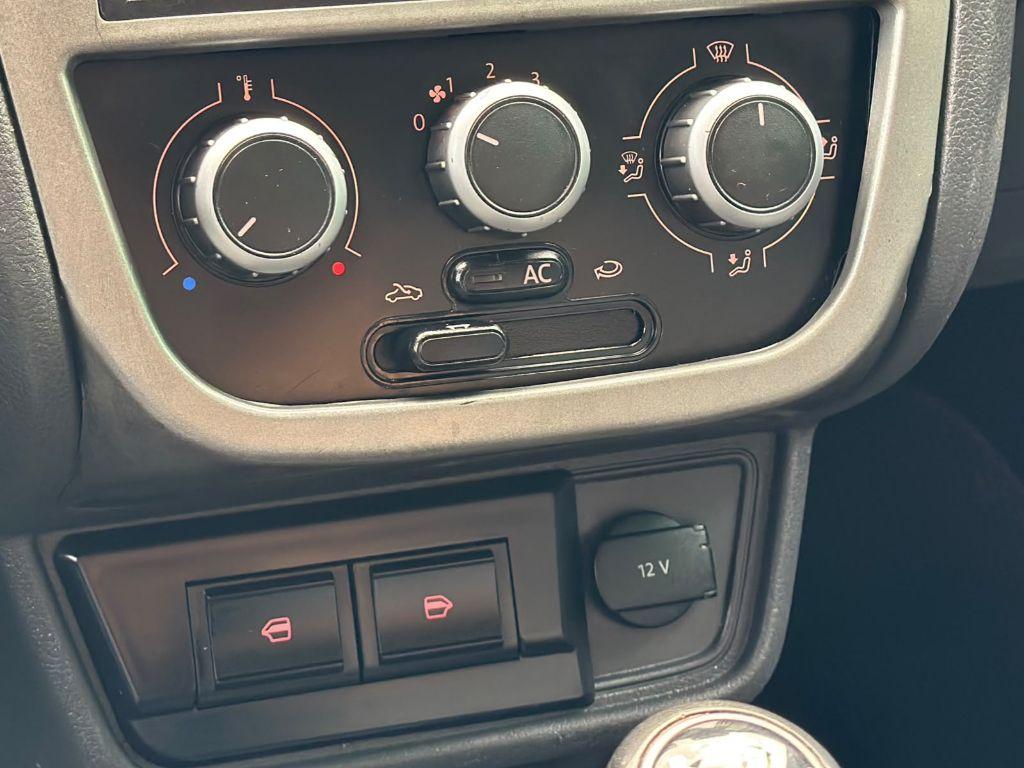 VOLKSWAGEN Voyage - Foto