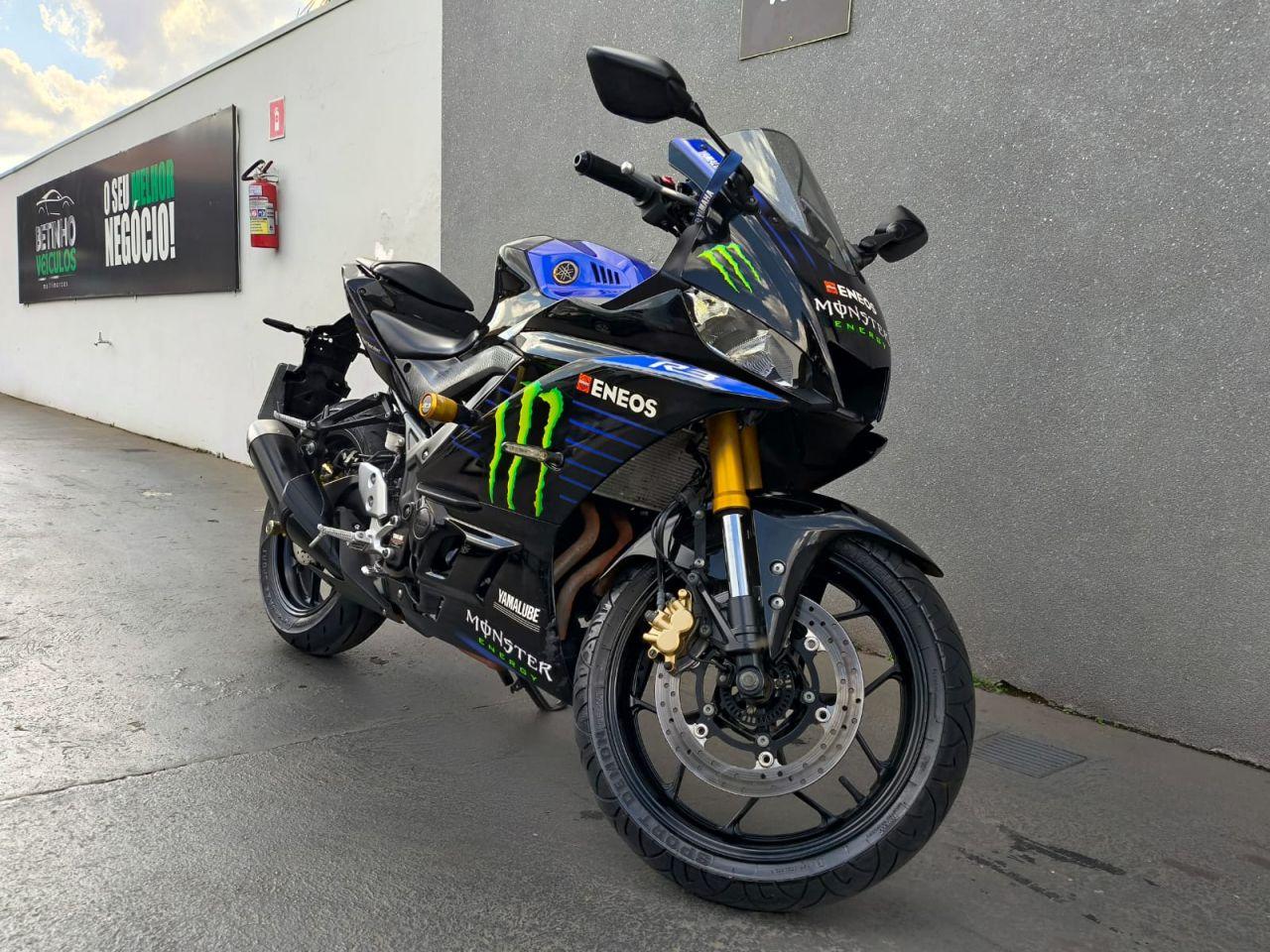 YAMAHA YZF R3 320 - Foto