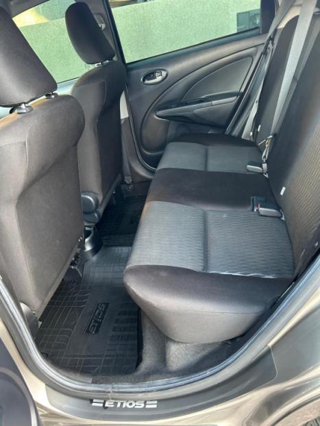 TOYOTA Etios Hatch 1.3 16V 4P FLEX X AUTOM�TICO, Foto 8
