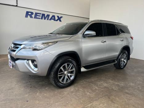 TOYOTA Hilux SW4 2.8 16V 4P SRX 4X4 7 LUGARES TURBO DIESEL AUTOMTICO, Foto 4