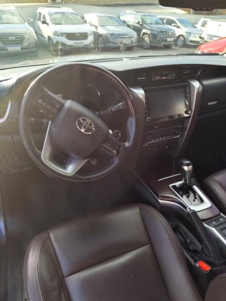 TOYOTA Hilux SW4 2.8 16V 4P SRX 4X4 7 LUGARES TURBO DIESEL AUTOMTICO, Foto 5