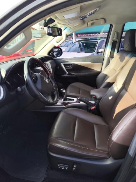 TOYOTA Hilux SW4 2.8 16V 4P SRX 4X4 7 LUGARES TURBO DIESEL AUTOMTICO, Foto 6