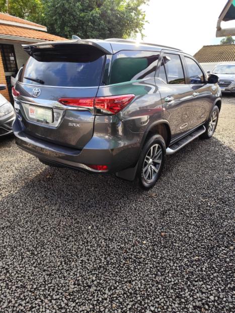 TOYOTA Hilux SW4 2.8 16V 4P SRX 4X4 7 LUGARES TURBO DIESEL AUTOMTICO, Foto 9