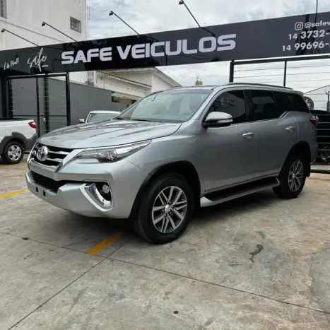 TOYOTA Hilux SW4 2.8 4P SRX 4X4 DIAMOND 7 LUGARES TURBO DIESEL AUTOMTICO, Foto 1