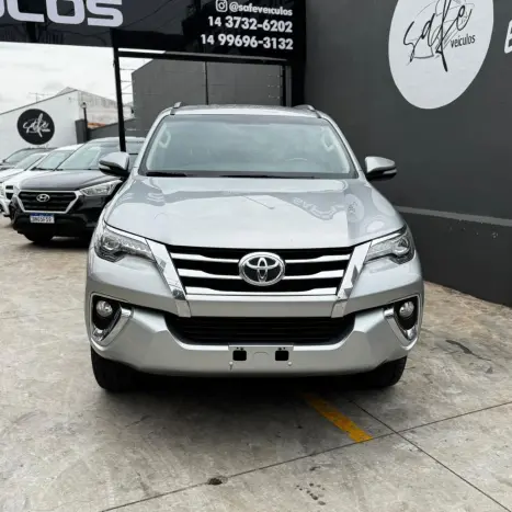 TOYOTA Hilux SW4 2.8 4P SRX 4X4 DIAMOND 7 LUGARES TURBO DIESEL AUTOMTICO, Foto 2