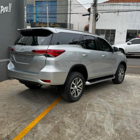 TOYOTA Hilux SW4 2.8 4P SRX 4X4 DIAMOND 7 LUGARES TURBO DIESEL AUTOMTICO, Foto 4