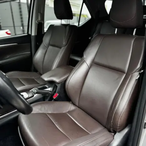 TOYOTA Hilux SW4 2.8 4P SRX 4X4 DIAMOND 7 LUGARES TURBO DIESEL AUTOMTICO, Foto 7