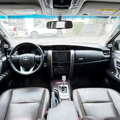 TOYOTA Hilux SW4 2.8 4P SRX 4X4 DIAMOND 7 LUGARES TURBO DIESEL AUTOMTICO, Foto 8