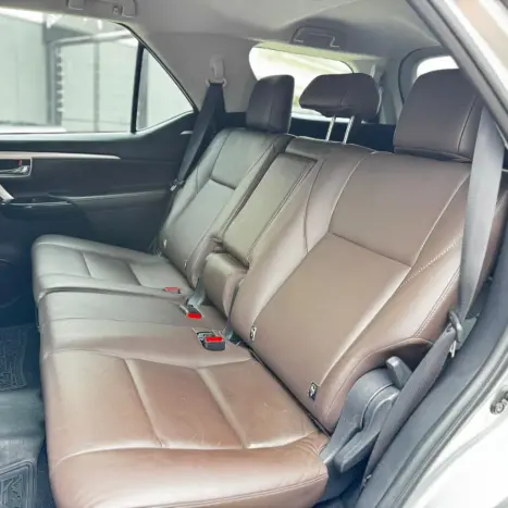 TOYOTA Hilux SW4 2.8 4P SRX 4X4 DIAMOND 7 LUGARES TURBO DIESEL AUTOMTICO, Foto 9