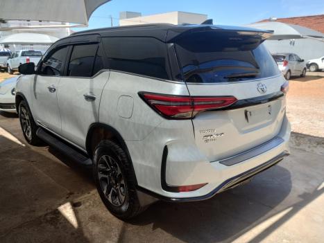 TOYOTA Hilux SW4 2.8 4P SRX 4X4 DIAMOND 7 LUGARES TURBO DIESEL AUTOMTICO, Foto 3