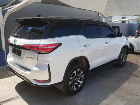 TOYOTA Hilux SW4 2.8 4P SRX 4X4 DIAMOND 7 LUGARES TURBO DIESEL AUTOMTICO, Foto 4