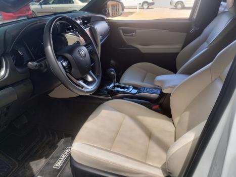 TOYOTA Hilux SW4 2.8 4P SRX 4X4 DIAMOND 7 LUGARES TURBO DIESEL AUTOMTICO, Foto 9