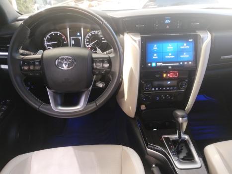 TOYOTA Hilux SW4 2.8 4P SRX 4X4 DIAMOND 7 LUGARES TURBO DIESEL AUTOMTICO, Foto 6