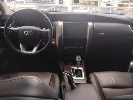 TOYOTA Hilux SW4 2.8 16V 4P SRX 4X4 7 LUGARES TURBO DIESEL AUTOMTICO, Foto 5