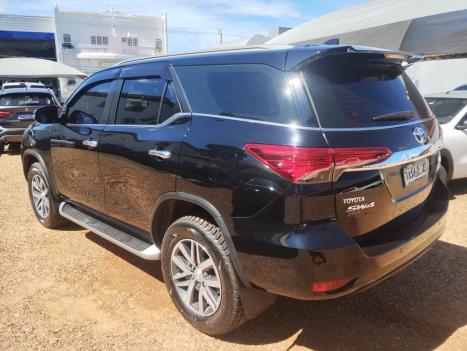 TOYOTA Hilux SW4 2.8 16V 4P SRX 4X4 7 LUGARES TURBO DIESEL AUTOMTICO, Foto 2