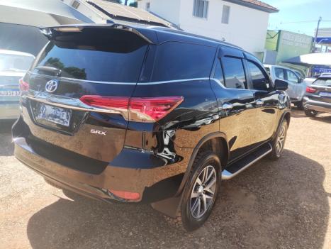 TOYOTA Hilux SW4 2.8 16V 4P SRX 4X4 7 LUGARES TURBO DIESEL AUTOMTICO, Foto 4