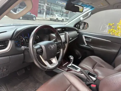 TOYOTA Hilux SW4 2.8 4P SRX 4X4 TURBO DIESEL AUTOM�TICO, Foto 8