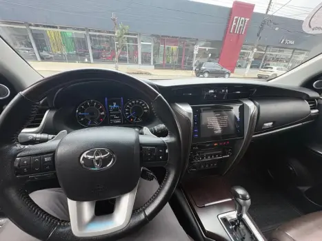 TOYOTA Hilux SW4 2.8 4P SRX 4X4 TURBO DIESEL AUTOM�TICO, Foto 9