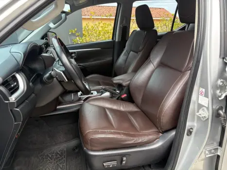TOYOTA Hilux SW4 2.8 4P SRX 4X4 TURBO DIESEL AUTOM�TICO, Foto 11