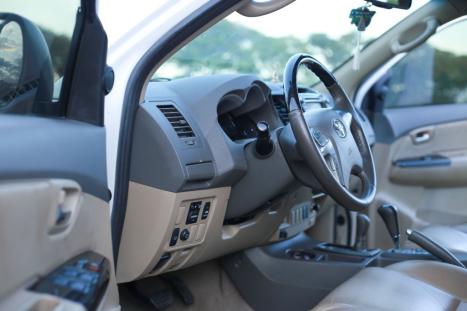 TOYOTA Hilux SW4 3.0 V6 12V 4P SRV 4X4 TURBO DIESEL AUTOM�TICO, Foto 6
