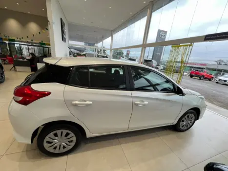 TOYOTA Yaris Hatch 1.5 16V 4P FLEX XL MULTIDRIVE AUTOM�TICO CVT, Foto 4