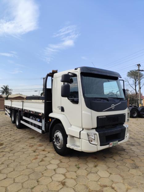 VOLVO VM 270 6X2 SRIE 10 ANOS, Foto 3