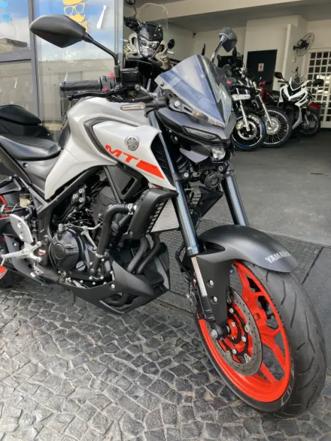YAMAHA MT-03 300 ABS, Foto 3