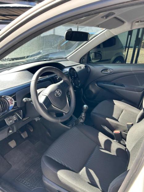 TOYOTA Etios Hatch 1.3 16V 4P FLEX X, Foto 2