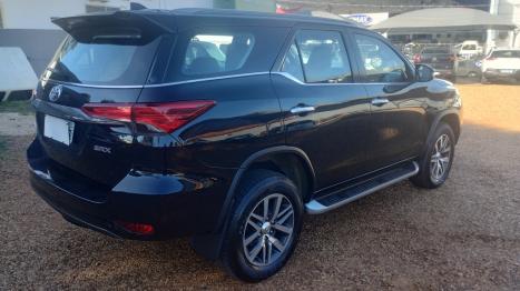 TOYOTA Hilux SW4 2.8 16V 4P SRX 4X4 7 LUGARES TURBO DIESEL AUTOMTICO, Foto 4