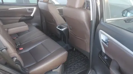 TOYOTA Hilux SW4 2.8 16V 4P SRX 4X4 7 LUGARES TURBO DIESEL AUTOMTICO, Foto 7