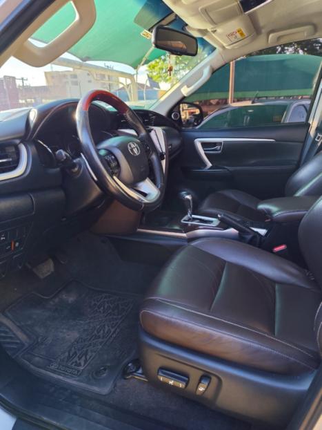 TOYOTA Hilux SW4 2.8 16V 4P SRX 4X4 7 LUGARES TURBO DIESEL AUTOMTICO, Foto 4