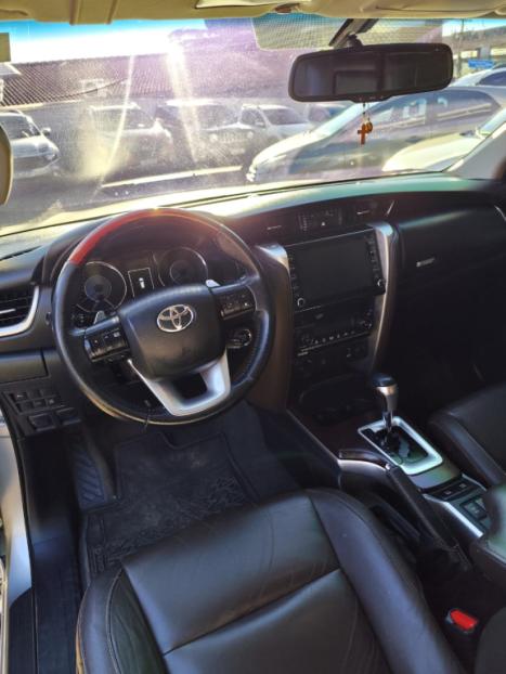 TOYOTA Hilux SW4 2.8 16V 4P SRX 4X4 7 LUGARES TURBO DIESEL AUTOMTICO, Foto 5