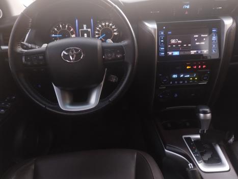 TOYOTA Hilux SW4 2.8 16V 4P SRX 4X4 7 LUGARES TURBO DIESEL AUTOMTICO, Foto 4