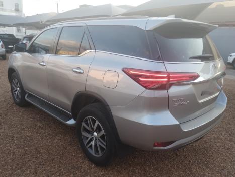 TOYOTA Hilux SW4 2.8 16V 4P SRX 4X4 7 LUGARES TURBO DIESEL AUTOMTICO, Foto 3