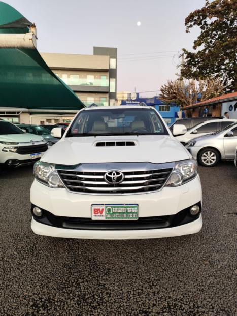 TOYOTA Hilux SW4 3.0 16V 4P SRV 4X4 7 LUGARES TURBO DIESEL AUTOMTICO, Foto 3